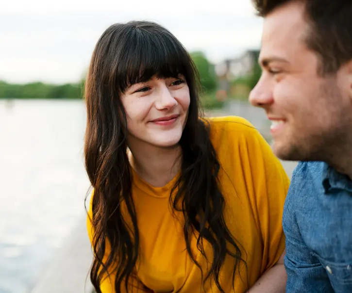 Junges, unkompliziertes und fröhliches Paar beim Spaziergang am Rhein - sie sind typische Vertretende der Abendrot-Versicherten.