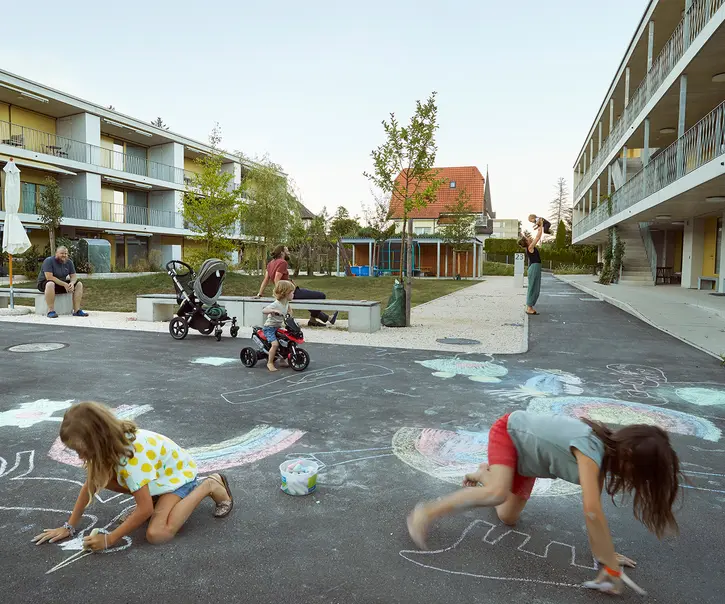Spielende Kinder im schön gestalteten Hof des Abendrot-Wohnareals Freyraum in Wangen
